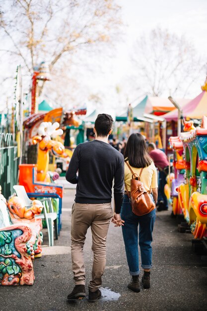 Pareja paseando en el parque de atracciones