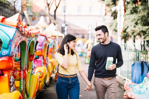 Pareja paseando en el parque de atracciones