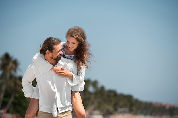 Pareja paseando por la playa durante las vacaciones