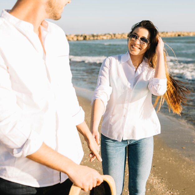 Pareja paseando por la playa