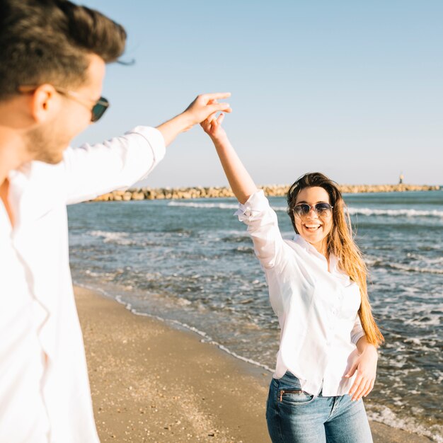 Pareja paseando por la playa