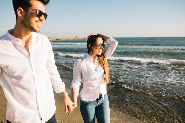 Pareja paseando por la playa