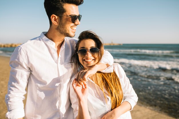 Pareja paseando por la playa