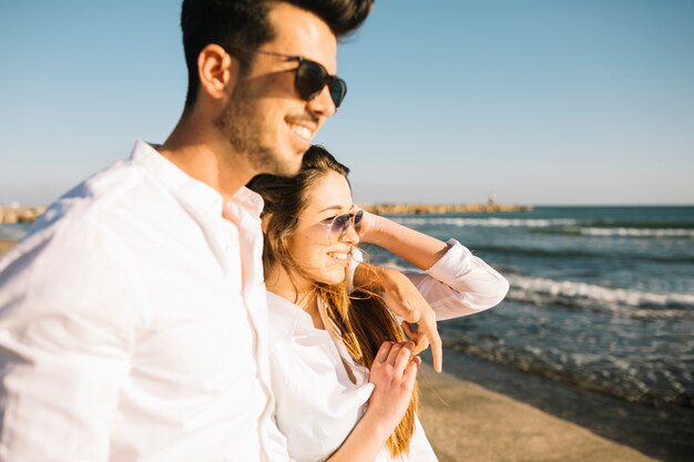 Pareja paseando por la playa