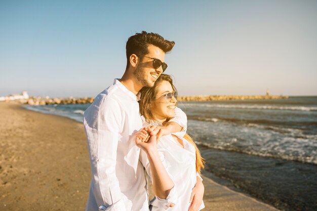 Pareja paseando por la playa