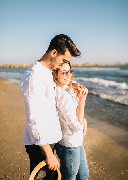 Pareja paseando por la playa