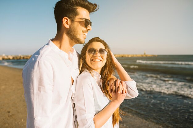 Pareja paseando por la playa