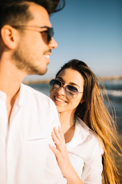 Pareja paseando por la playa