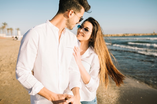 Foto gratuita pareja paseando por la playa