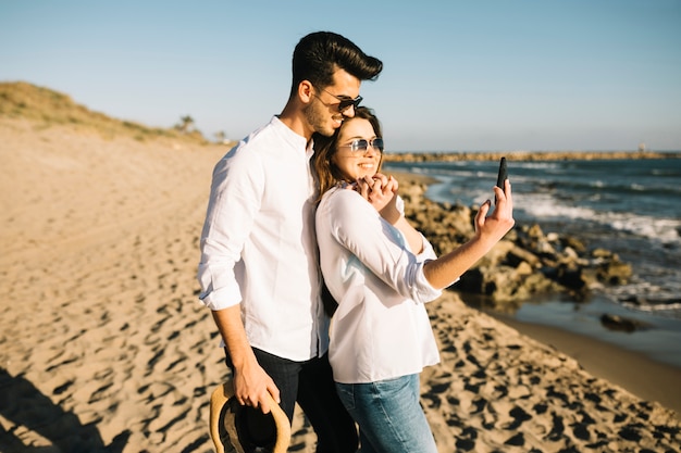 Pareja paseando por la playa