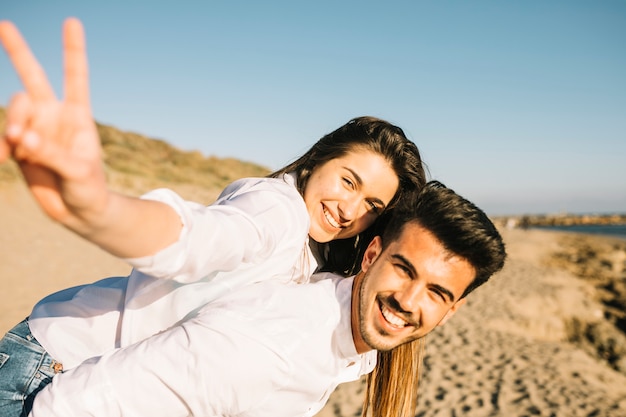 Foto gratuita pareja paseando por la playa