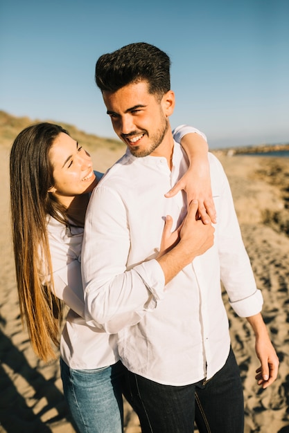 Foto gratuita pareja paseando por la playa