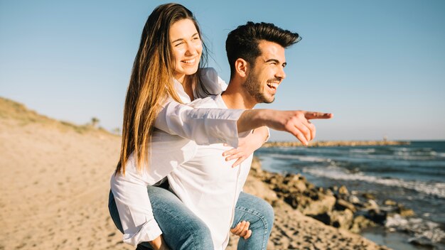 Pareja paseando por la playa