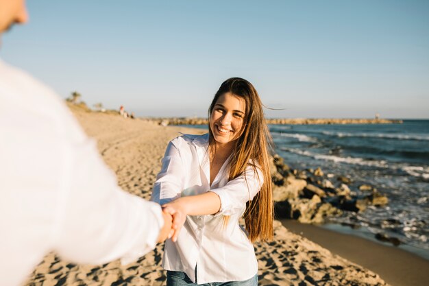 Pareja paseando por la playa