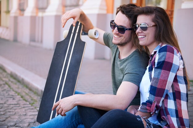 Pareja de patinadores disfruta practicando en la calle