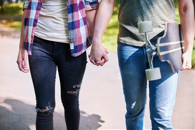 Pareja de patinadores disfrutando en el parque