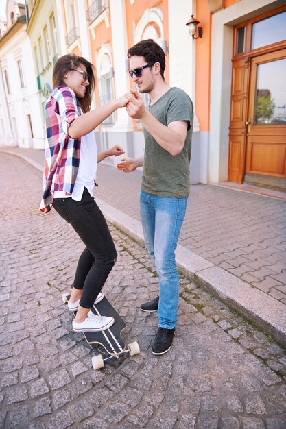 Pareja de patinadores practicando en la calle