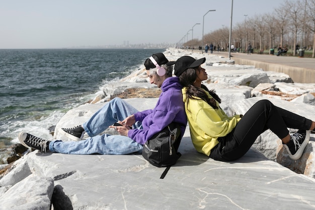 Foto gratuita pareja de patinadores con sombrero de camionero