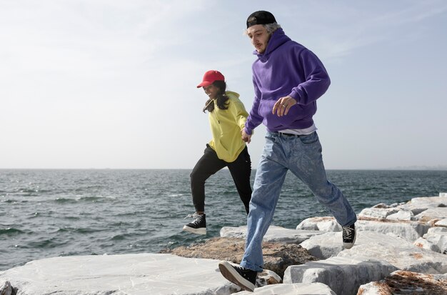 Pareja de patinadores con sombrero de camionero