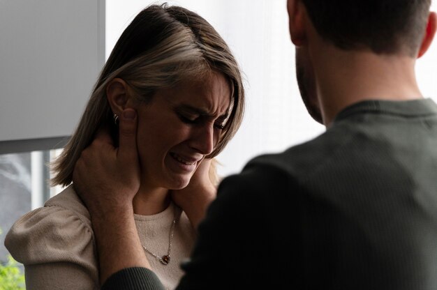 Pareja peleando con ira en casa