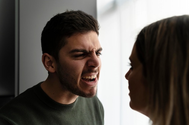 Pareja peleando con ira en casa