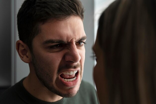 Pareja peleando con ira en casa