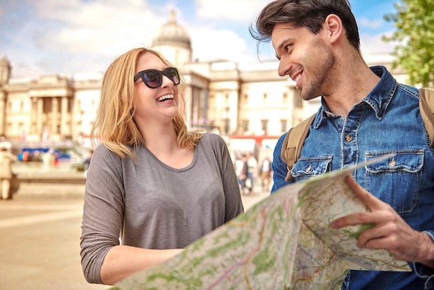 Foto gratuita pareja perdida en la gran ciudad