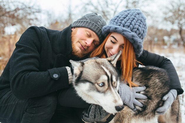 Pareja y un perro fuera de la ciudad