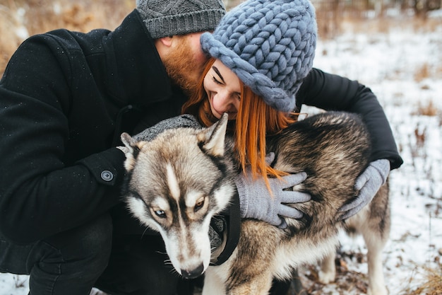 Pareja y un perro fuera de la ciudad