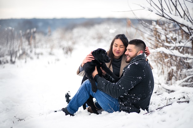 Pareja con perro en invierno