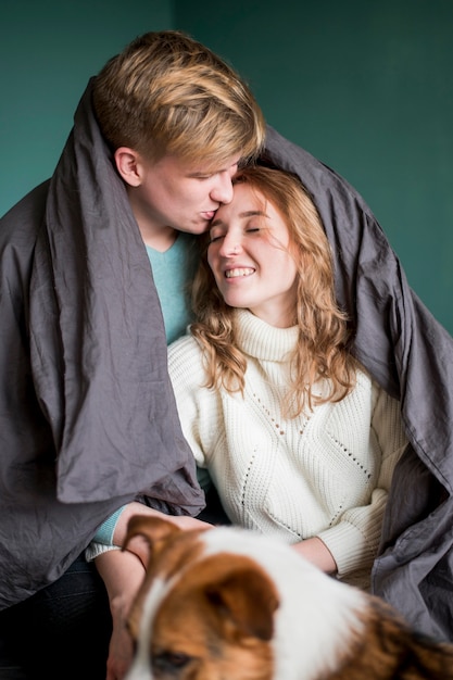 Foto gratuita pareja con perro y manta