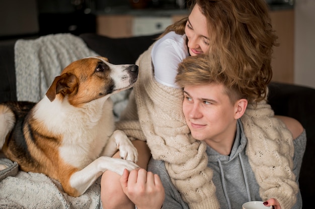 Pareja con perro mirando