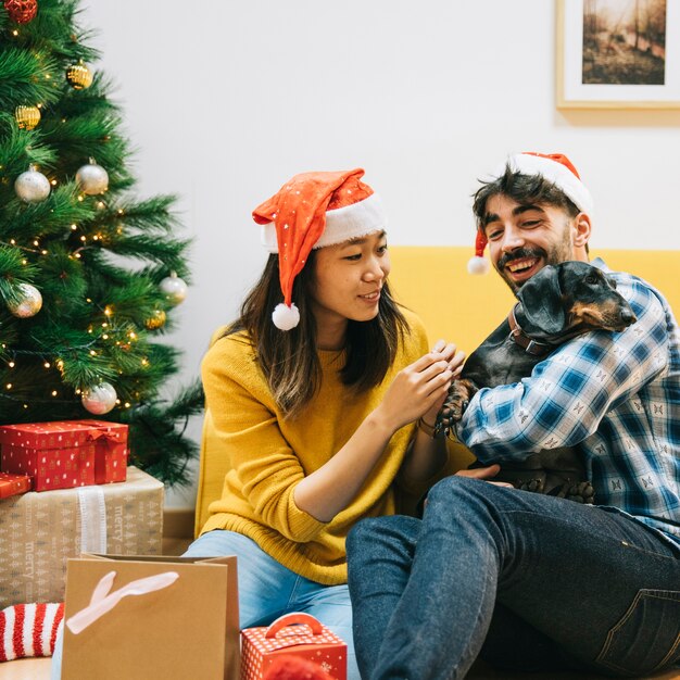 Pareja con perro en navidad