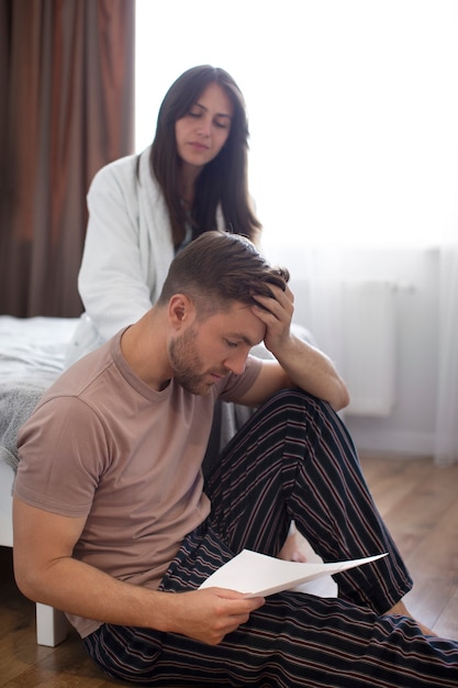 Foto gratuita pareja con persona que sufre de ets