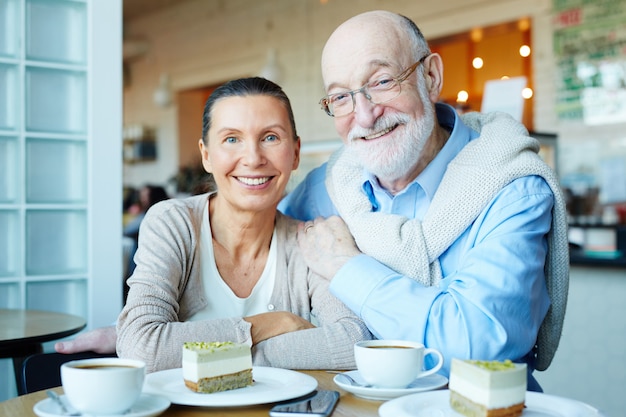 Pareja de personas mayores