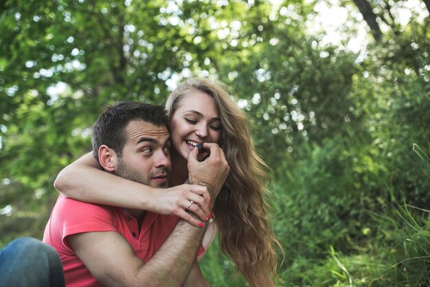 Pareja, en un picnic