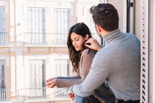 Pareja de pie en el balcón