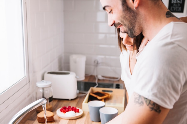 Pareja de pie en la cocina