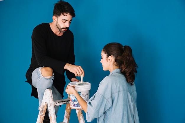 Foto gratuita pareja con pintura en escalera