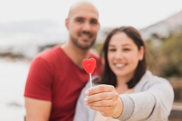 Pareja con piruleta de corazón