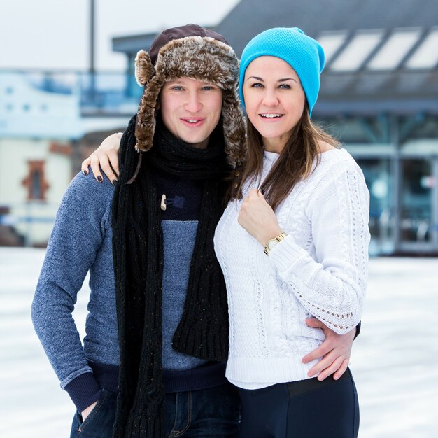 Pareja en la pista de hielo