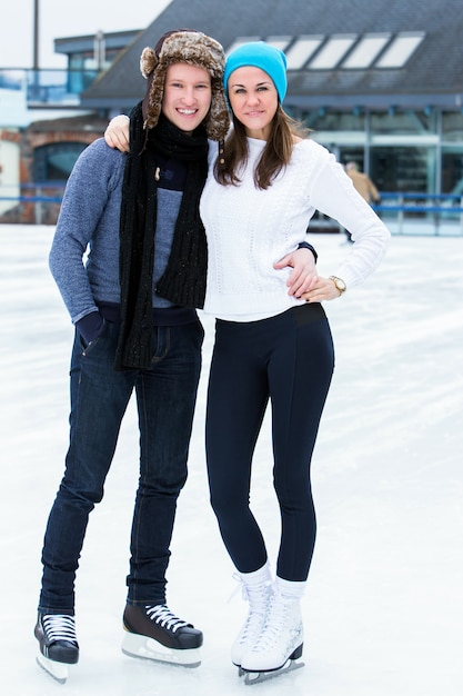 Foto gratuita pareja en la pista de hielo