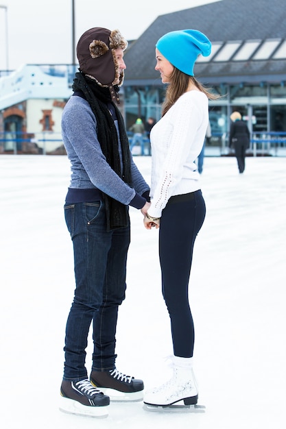 Pareja en la pista de hielo