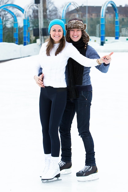 Foto gratuita pareja en la pista de hielo