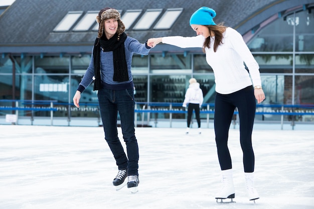 Foto gratuita pareja en la pista de hielo