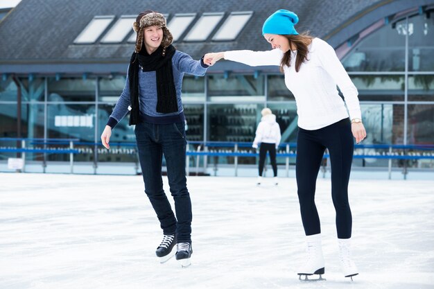 Pareja en la pista de hielo