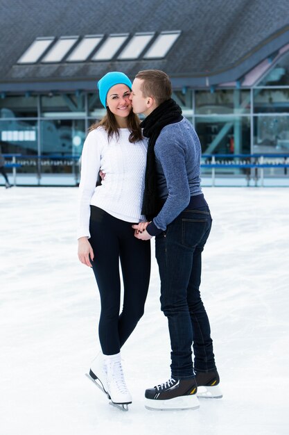 Pareja en la pista de hielo