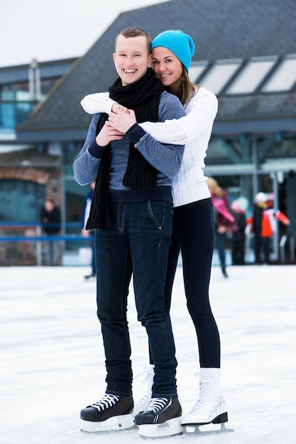 Pareja en la pista de hielo