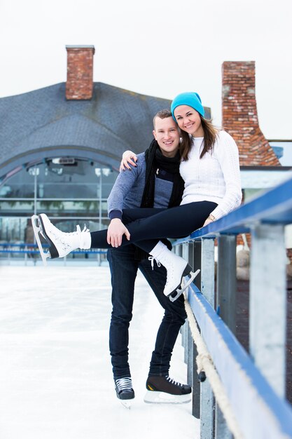 Pareja en la pista de hielo