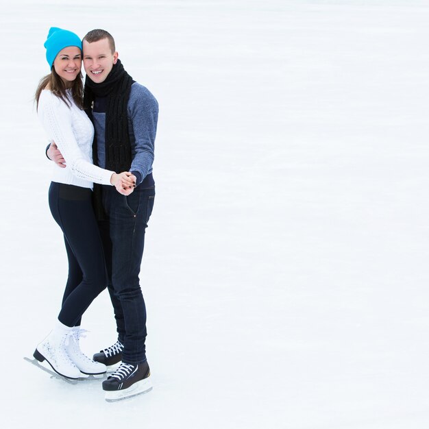 Pareja en la pista de hielo